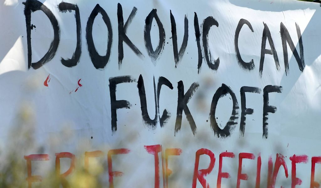 Aktivisten protestieren gegen Einreise von Djokovic.