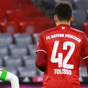 Jamal Musiala mit falschem Trikot im Spiel gegen Gladbach.