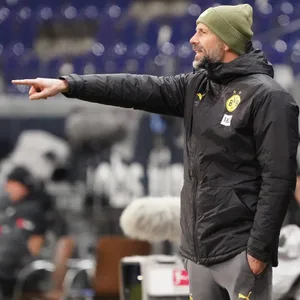 Marco Rose gibt Anweisungen am Spielfeldrand.