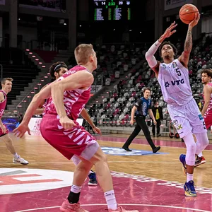 Towers-Spieler Caleb Homesley beim Korbversuch