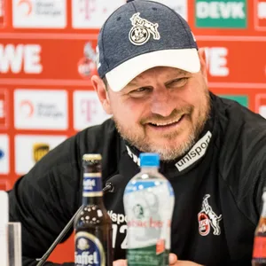 1. FC Köln Trainer Steffen Baumgart bei einer Pressekonferenz.