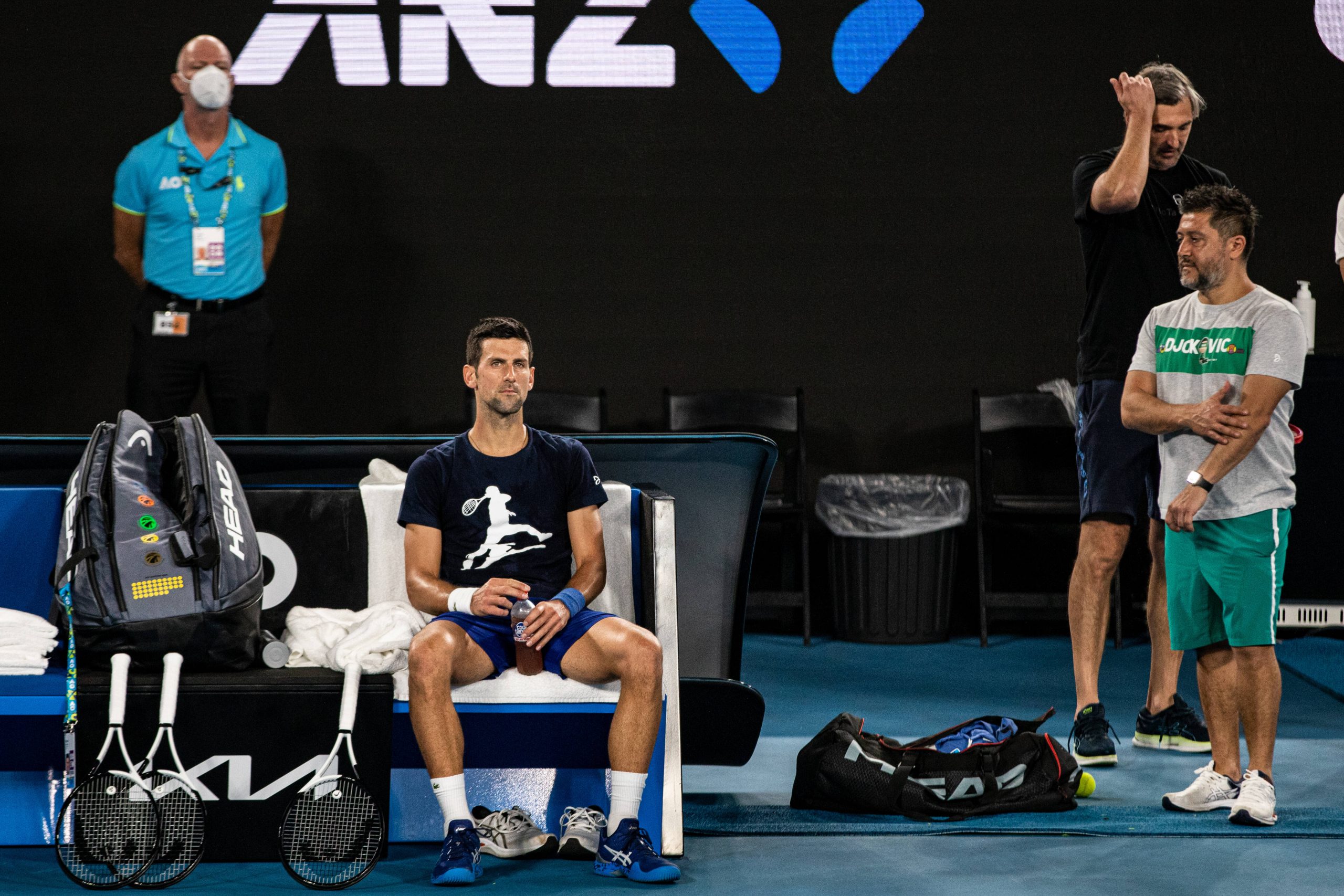 Djokovic macht Pause während dem Training in Melbourne.