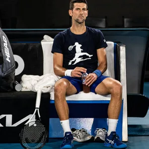 Djokovic macht Pause während dem Training in Melbourne.