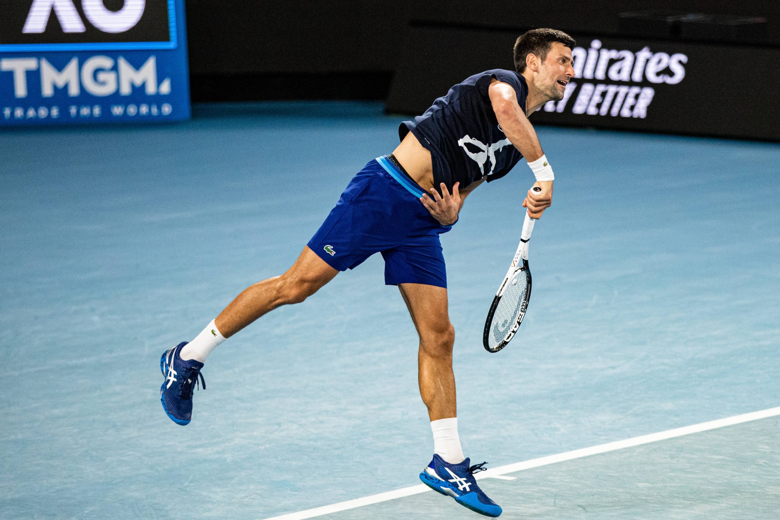 Novak Djokovic bei einem Aufschlag.