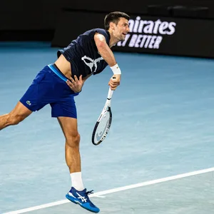 Novak Djokovic bei einem Aufschlag.