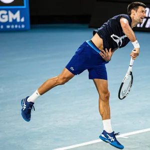 Novak Djokovic beim Aufschlag.