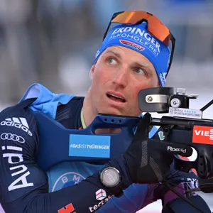 Der deutsche Biathlet Erik Lesser am Schießstand.