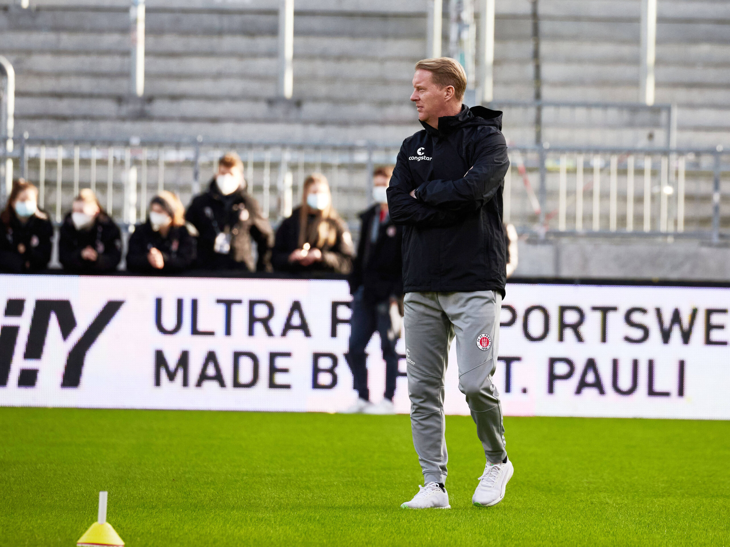 St. Pauli-Trainer Timo Schultz beim Heimspiel gegen Aue.