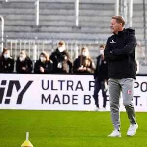 St. Pauli-Trainer Timo Schultz beim Heimspiel gegen Aue.
