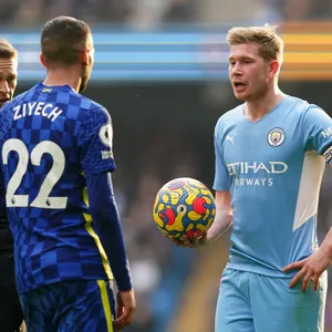 Kevin De Bruyne spricht während einer Spielunterbrechung mit Hakim Ziyech