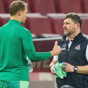 Manuel Neuer und Steffen Baumgart im Gespräch