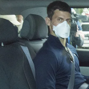 Djokovic verlässt nach verweigerten Einreise noch Sonntagnacht das Land.