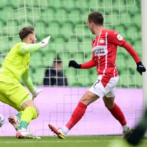 Mario Götze schießt den Ball ins Tor.