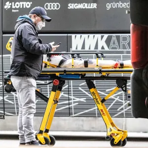 Der Krankenwagen bringt eine Trage für den verletzten Augsburger Busfahrer.