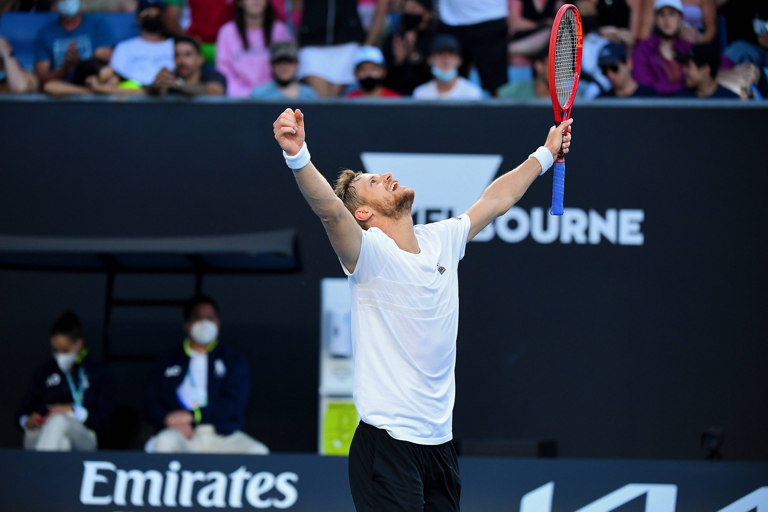 Yannick Hanfmann jubelt über den Einzug in die zweite Runde der Australian Open.