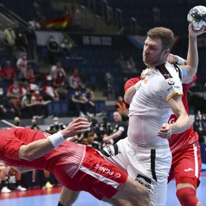 Phillip Weber setzt im Vorrunden-Spiel gegen Polen zum Wurf an.