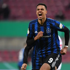 Robert Glatzel jubelt nach seinem Treffer zum 1:0.