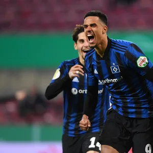 HSV-Stürmer Robert Glatzel bejubelt sein Tor zum 1:0 in Köln.