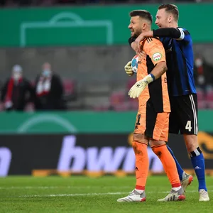 HSV-Keeper Daniel Heuer Fernandes wird von seinem Kapitän Sebastian Schonlau geherzt.