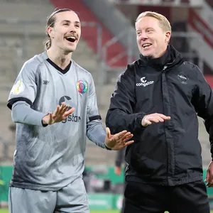 „Highlight meiner Karriere“: Jackson Irvine mit Timo Schultz nach dem Pokal-Sieg