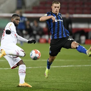 Miro Muheim (r.) gegen den Kölner Torjäger Anthony Modeste
