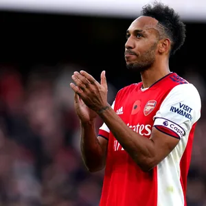 Pierre-Emerick Aubameyang applaudiert den Fans des FC Arsenal.