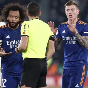 Bitte was? Toni Kroos kann seine Gelbe Karte nicht fassen.
