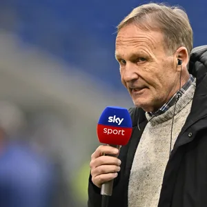 Hans-Joachim Watzke mit Sky-Mikrofon in der Hand.