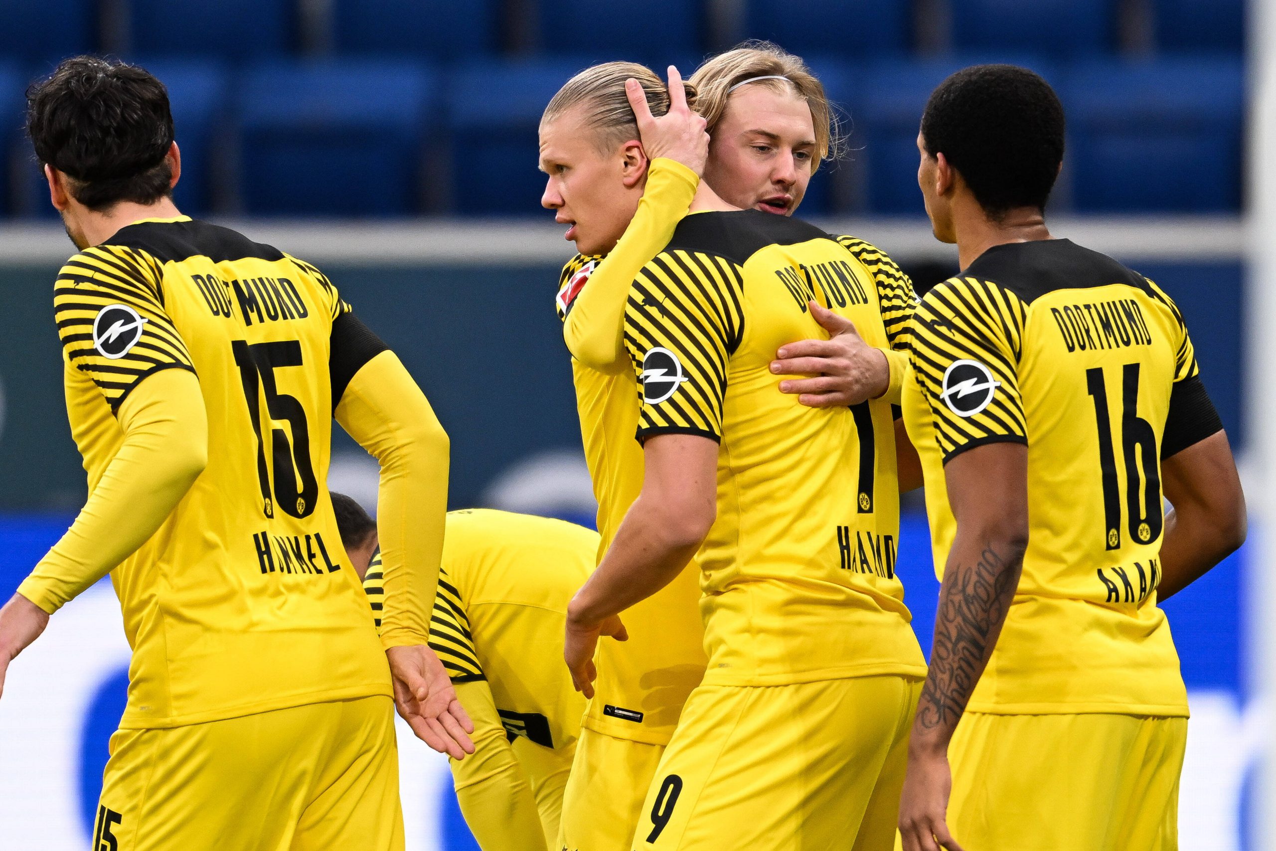 Zurück in der Spur: Die Dortmunder feiern Erling Haaland (M.) 1:0 gegen Hoffenheim.