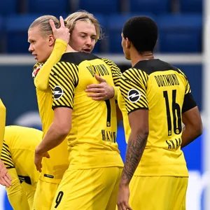 Zurück in der Spur: Die Dortmunder feiern Erling Haaland (M.) 1:0 gegen Hoffenheim.