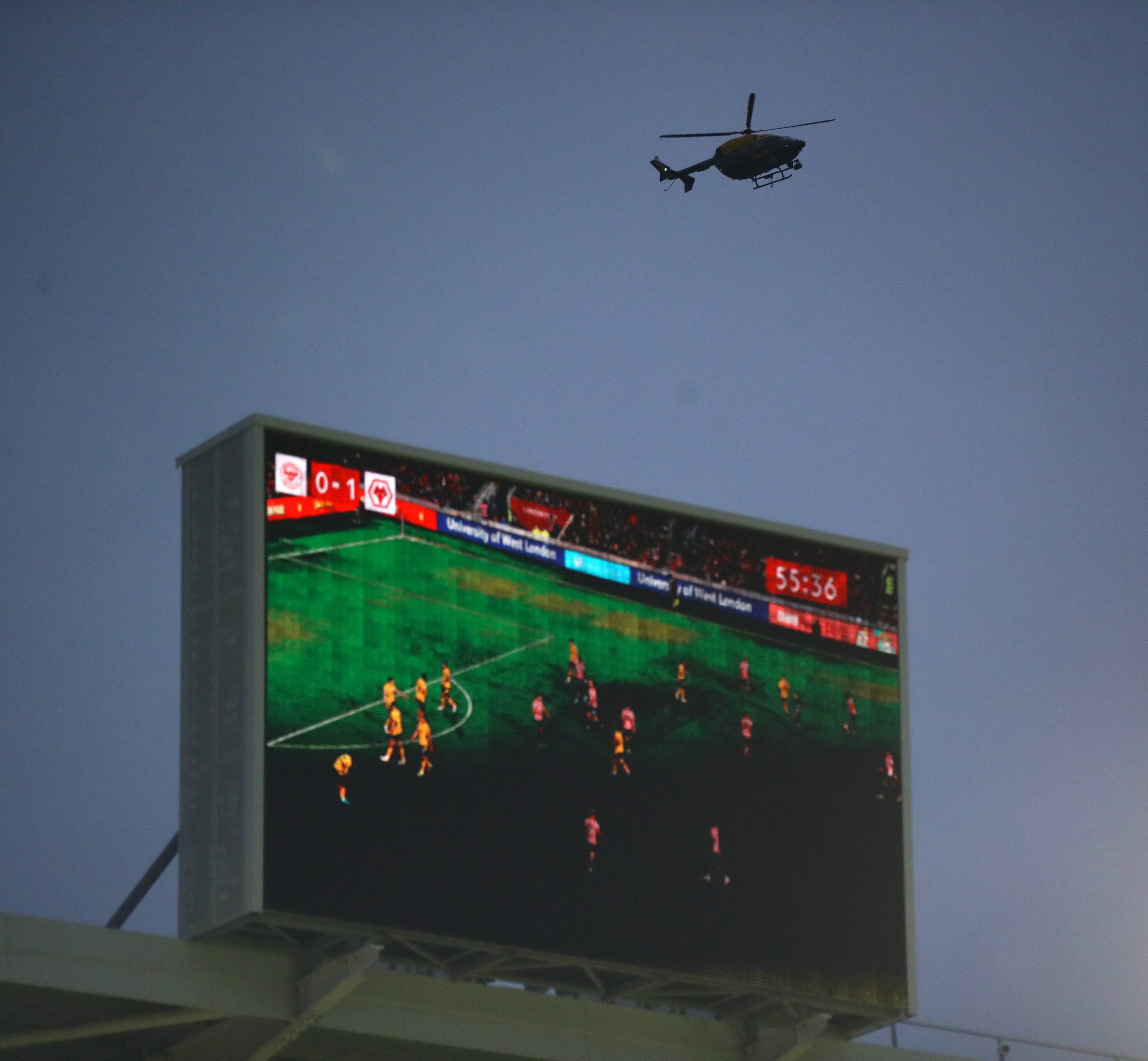 Ein Polizeihubschrauber überwacht die Situation über dem Stadion des FC Brentford.