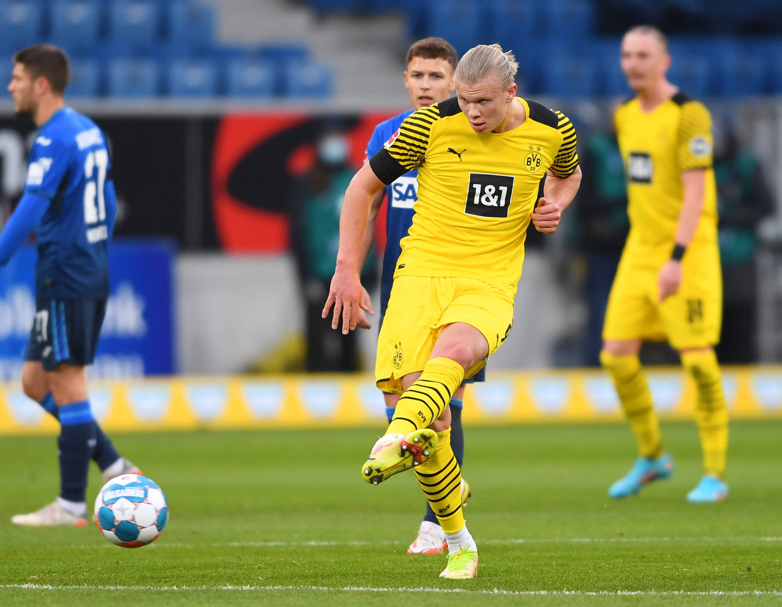 Erling Haaland schießt mit links im Spiel gegen Hoffenheim.