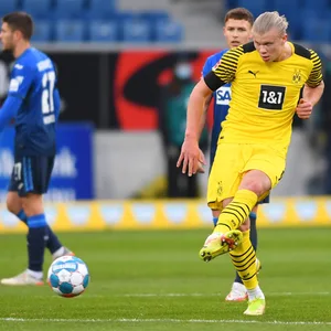 Erling Haaland schießt mit links im Spiel gegen Hoffenheim.
