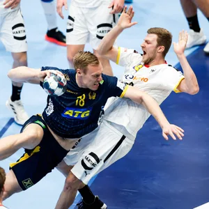 Philipp Weber kommt im Zweikampf mit dem Schweden Fredric Pettersson zu Fall.