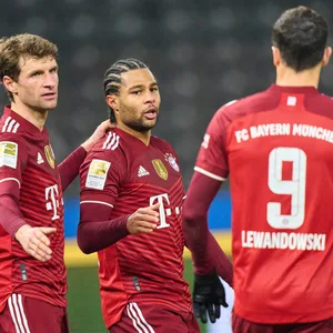 Thomas, Müller, Serge Gnabry und Robert Lewndowski jubeln nach einem Tor im Olympiastadion in Berlin.