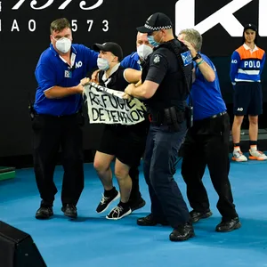 Ordner führen den protestierenden Zuschauer ab.