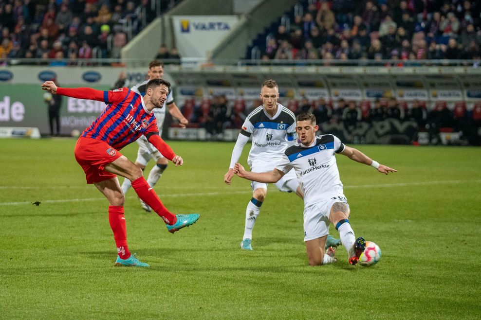 Tim Kleindienst erzielt das 3:0 gegen den HSV.