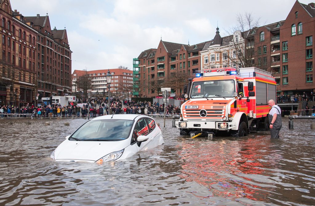 Autos werden von der Feuerwehr am Fischmarkt aus dem Wasser gezogen.