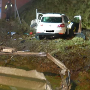 Bei starkem Regen kollidierte ein Autofahrer auf der A1 mit einem Lkw und krachte anschließend in einen Erdwall.