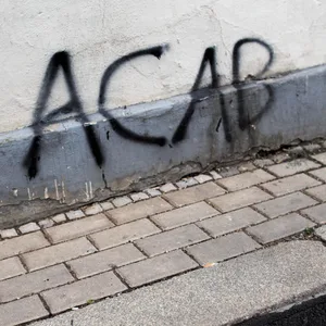 An eine Hausfassade wurde „ACAB“ gesprüht