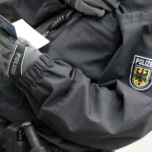 Polizist mit einem Ausweis in der Hand,