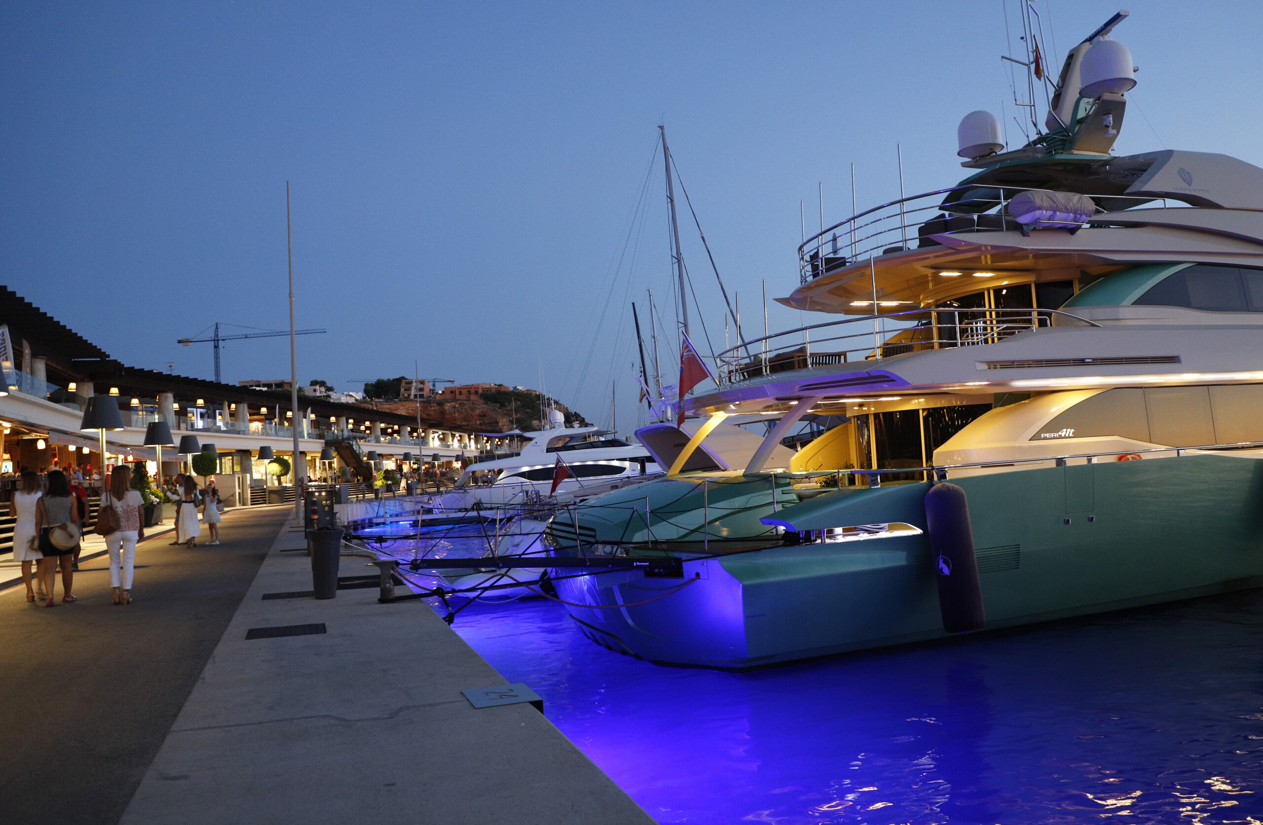 Luxus-Yachten im Hafen von Port Adriano (Archivbild).
