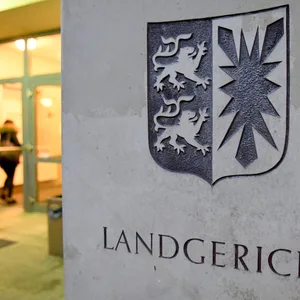 Blick auf den Eingang des Landgerichtes in Kiel