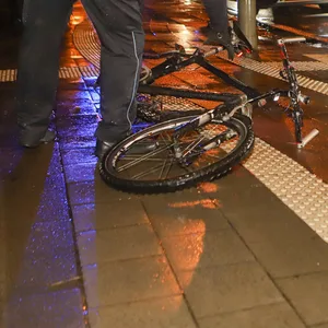 Ein Polizist begutachtet das Fahrrad der Frau, die auf der Cuxhavener Straße einen Unfall hatte.