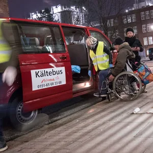 Der Hamburger Kältebus im Einsatz. Das Ehrenamt soll mit einer Rabattkarte gefördert werden. (Archivbild)
