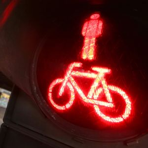 Eine Fußgängerampel zeigt ein rotes Signal an
