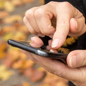 Frau tippt auf Smartphone (Symbolbild)