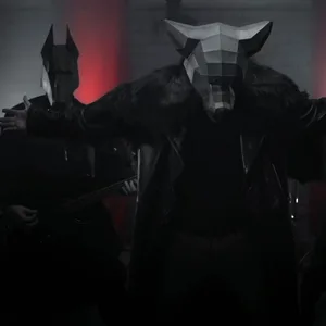 Dunkle Optik, Dobermann-Kostüme. So tritt die Nazi-Band Hetzjaeger auf – ehe sie sich als Fake-Aktion zu erkennen gibt.