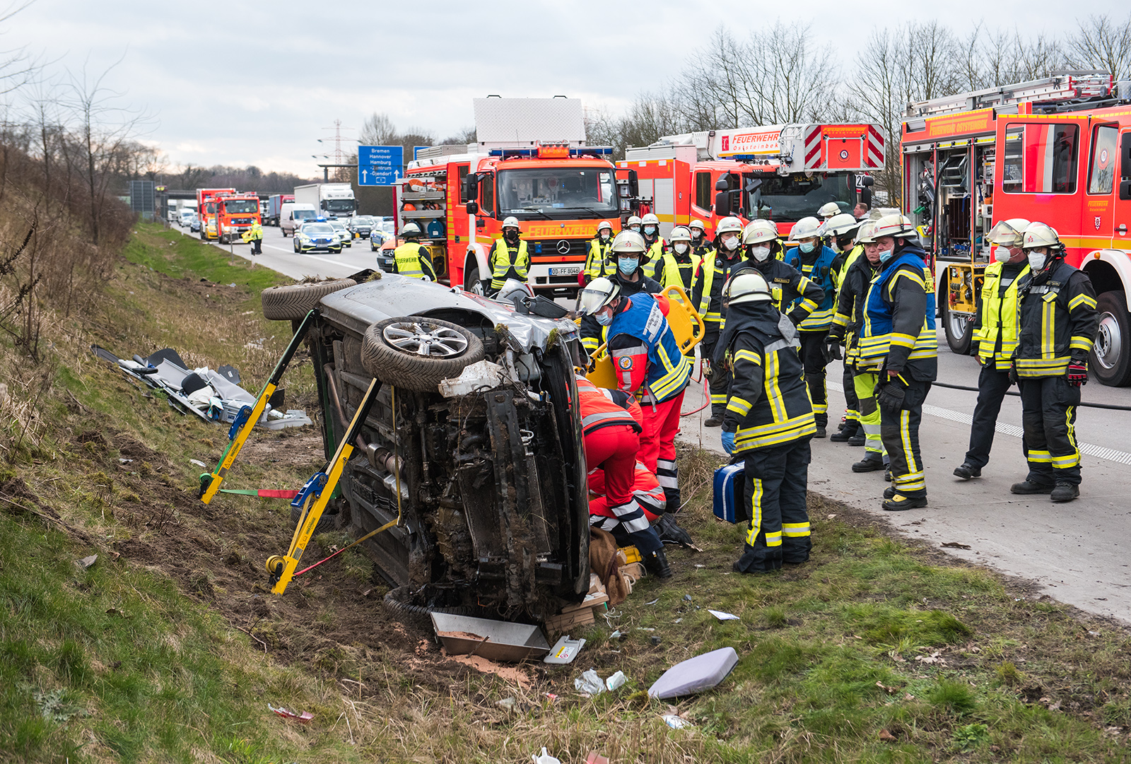 Bei einem Unfall auf der A1 nahe Hamburg erlitt ein Mann am Donnerstag schwere Verletzungen.