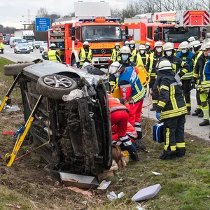 Bei einem Unfall auf der A1 nahe Hamburg erlitt ein Mann am Donnerstag schwere Verletzungen.